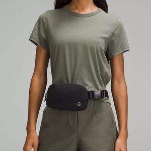 Lululemon Everywhere Belt Bag Black in Excellent Condition